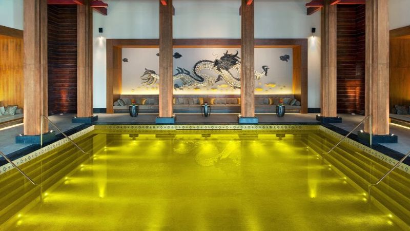 Bể bơi vàng tại ST. Regis Lhasa, Tây Tạng