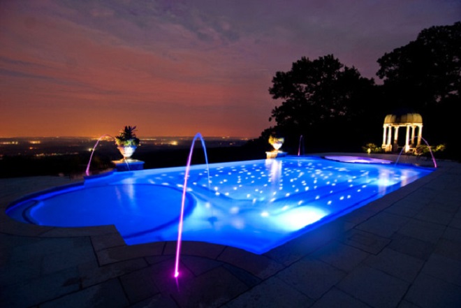 Trang trí hồ bơi bằng đèn Halogen