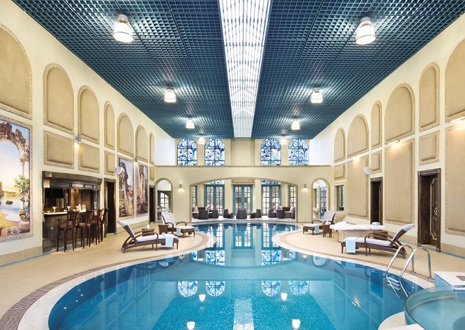 Mẫu thiết kế hồ bơi trong nhà phong cách bán cổ điển