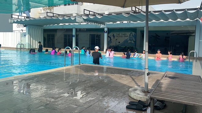 Học bơi tại bể bơi Lam Sơn