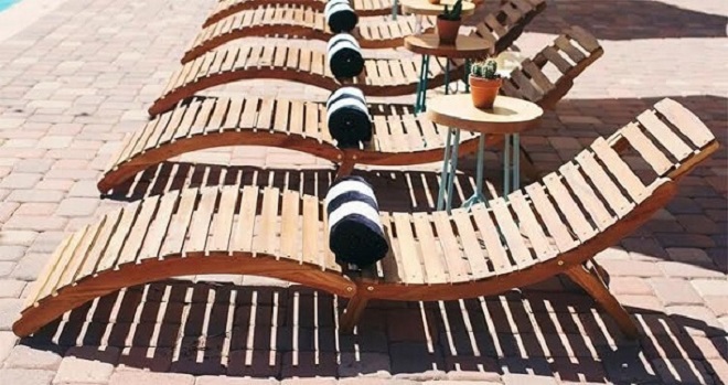 Mẫu ghế bể bơi bằng gỗ thiết kế uốn lượn