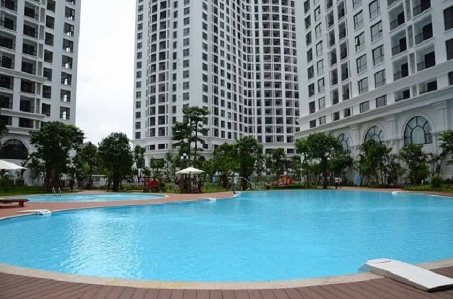 Bể bơi vô cực Vincom Plaza Long Biên