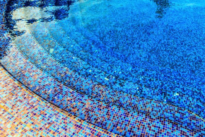 Mẫu gạch mosaic hồ bơi thực tế 