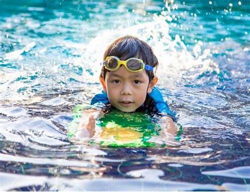 Ba mẹ nên cho trẻ học bơi lúc mấy tuổi