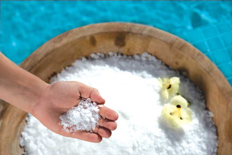 Ưu điểm khi xử lý nước bể bơi bằng muối