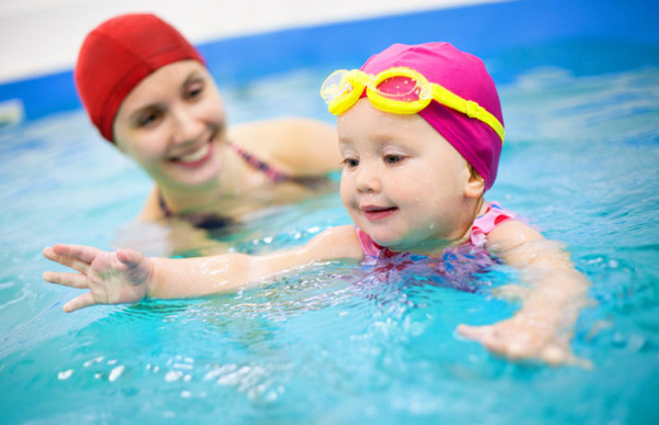 Tầm quan trọng của việc dạy bơi cho trẻ nhỏ.